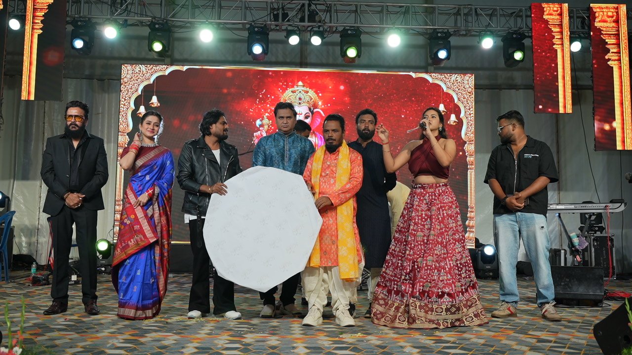 Guests and performers together