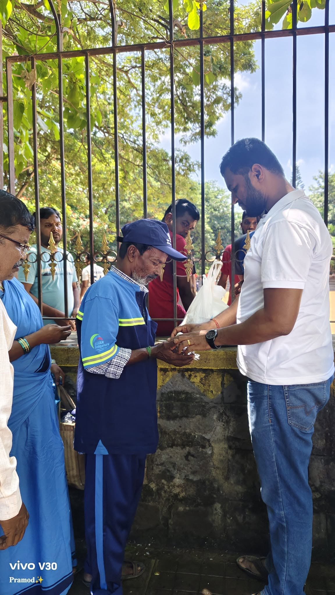A volunteer handing out food